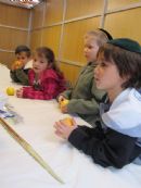 learning about Etrogs in the Sukkah! 10/01/09